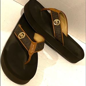 MK MICHAEL KORS sandal flip flops 8 M great cond.